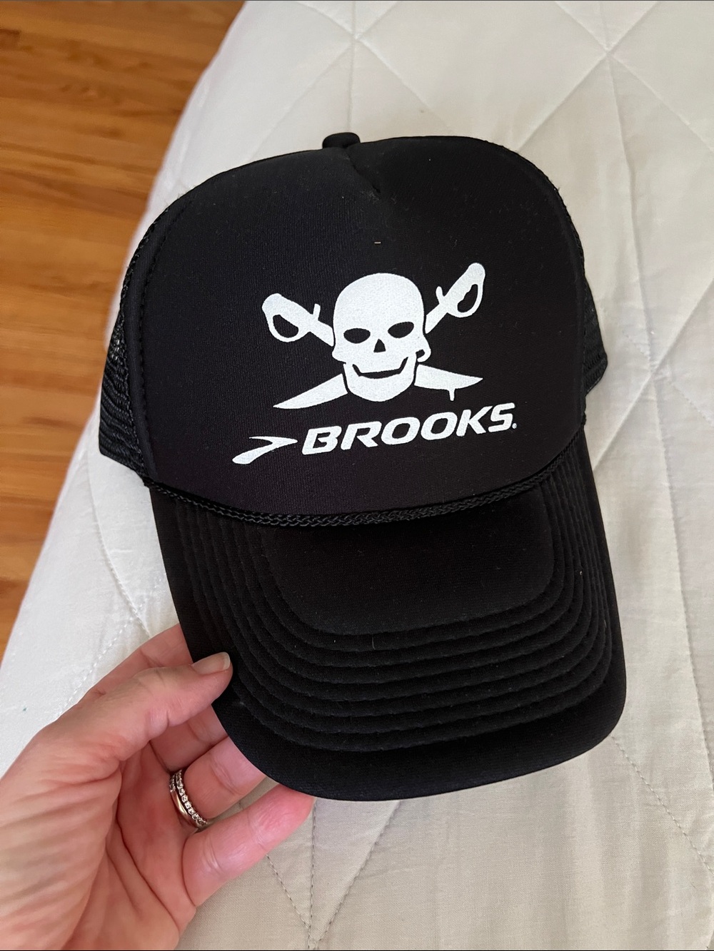Brooks Running Pirate Skull Trucker Hat Cap Snap Back Mesh Black & White 5 Panel